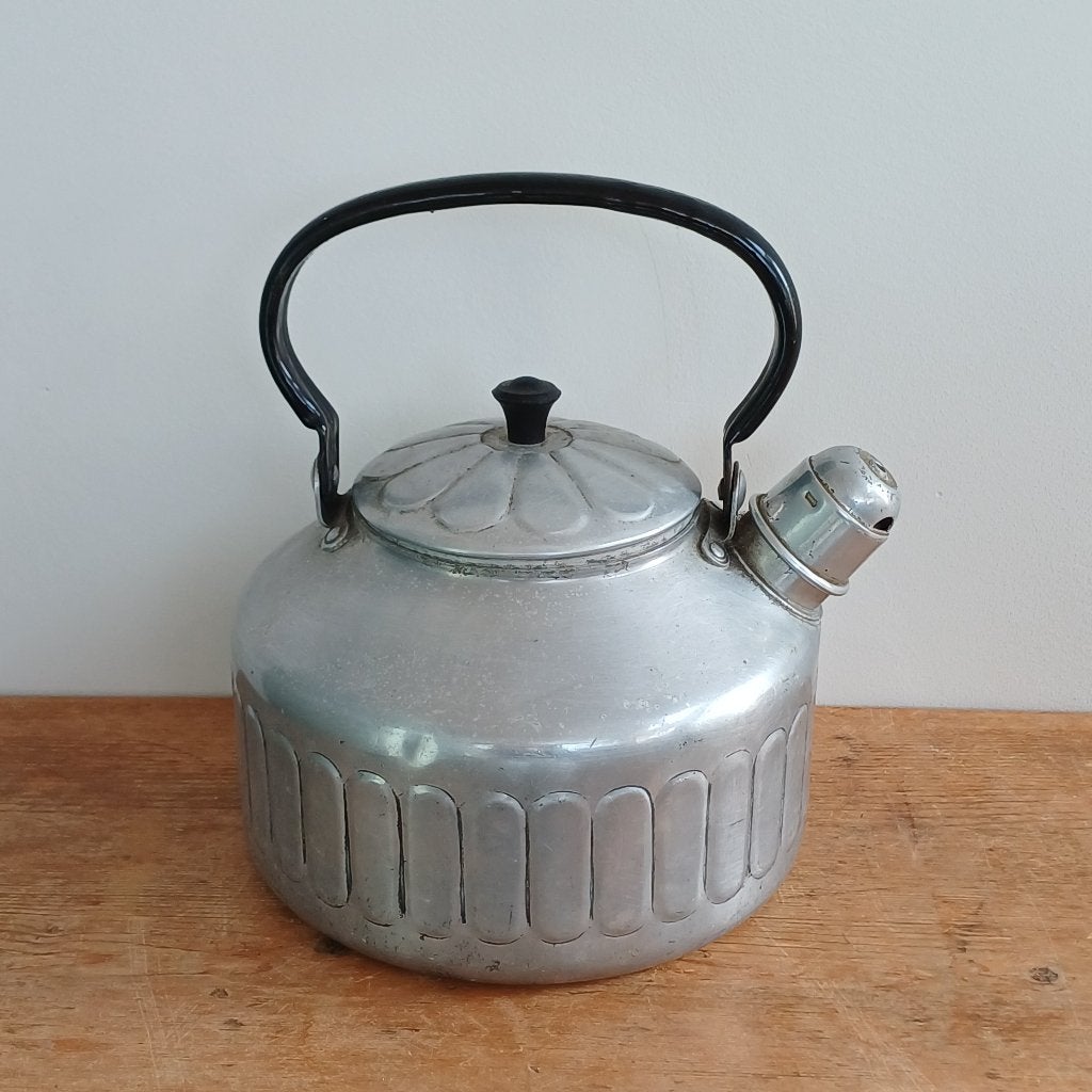 Vintage aluminium fluitketel, Huis en Inrichting, Theepot/fluitketel, Gebruikt, Onbekend, Zilver