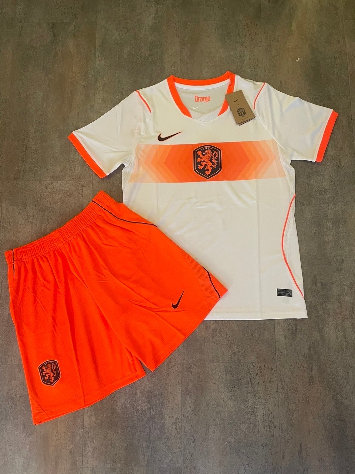 Oranje KNVB Voetbaltenue Maat 128 - Nieuw met kaartjes, Kinderen en Baby's, Kinderkleding | Maat 128, Ophalen of Verzenden, Nieuw