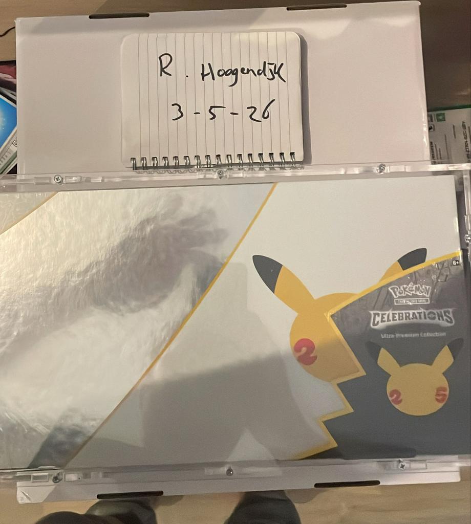 Pokémon Celebrations Ultra-Premium Collection Box, Hobby en Vrije tijd, Verzamelkaartspellen | Pokémon, Ophalen of Verzenden, Boosterbox