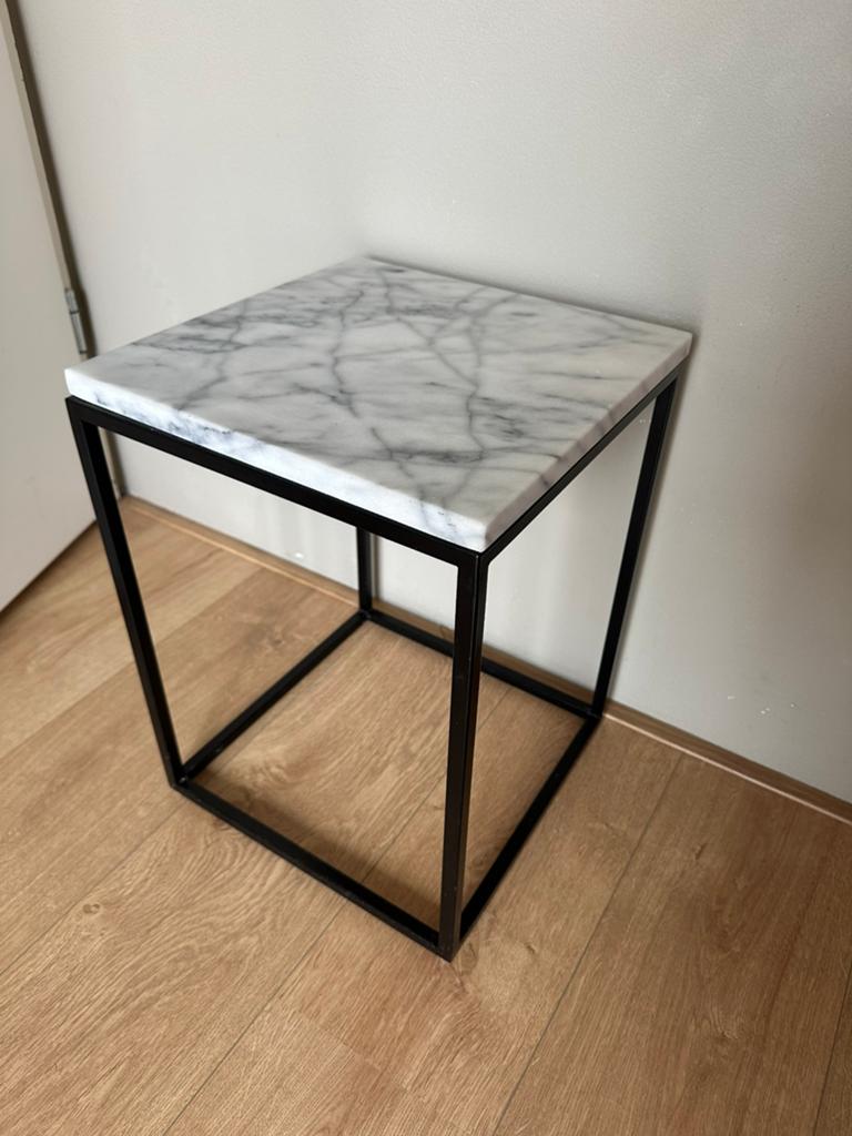 Bijzettafel marmeren blad vh merk Zuiver, Minder dan 55 cm, Rond, Zo goed als nieuw, Ophalen