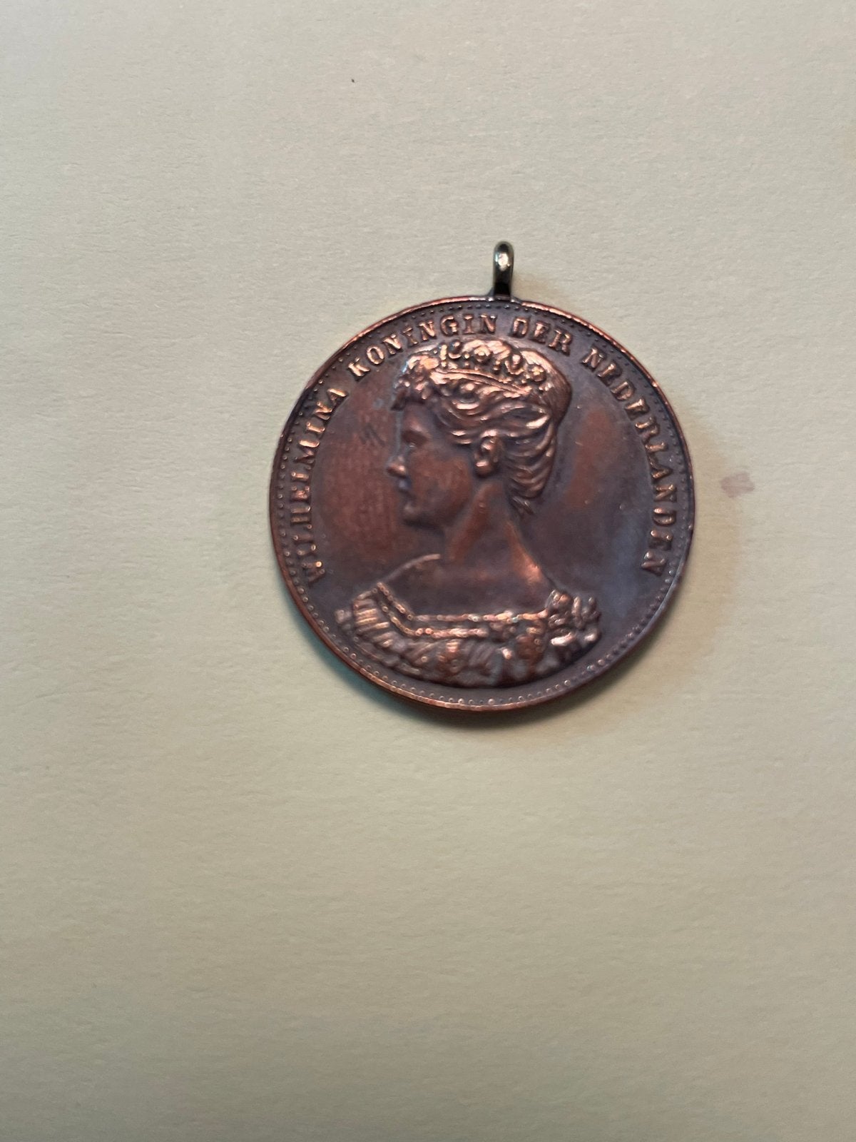 Herdenkingspenning / hanger Koningin Wilhelmina 1898, Ophalen of Verzenden, Brons, Nederland