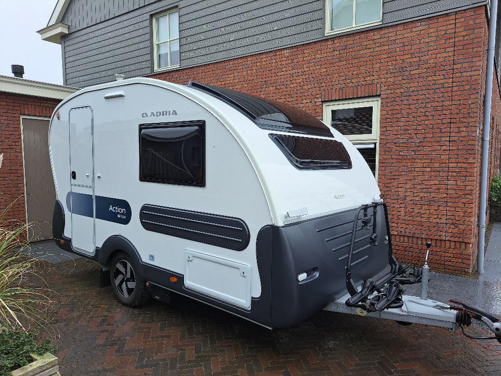 2025 Adria Action 361LH /Mover /Verona Luifel /Fietsendrager, Caravans en Kamperen, Treinzit, 750 - 1000 kg, Particulier, Adria