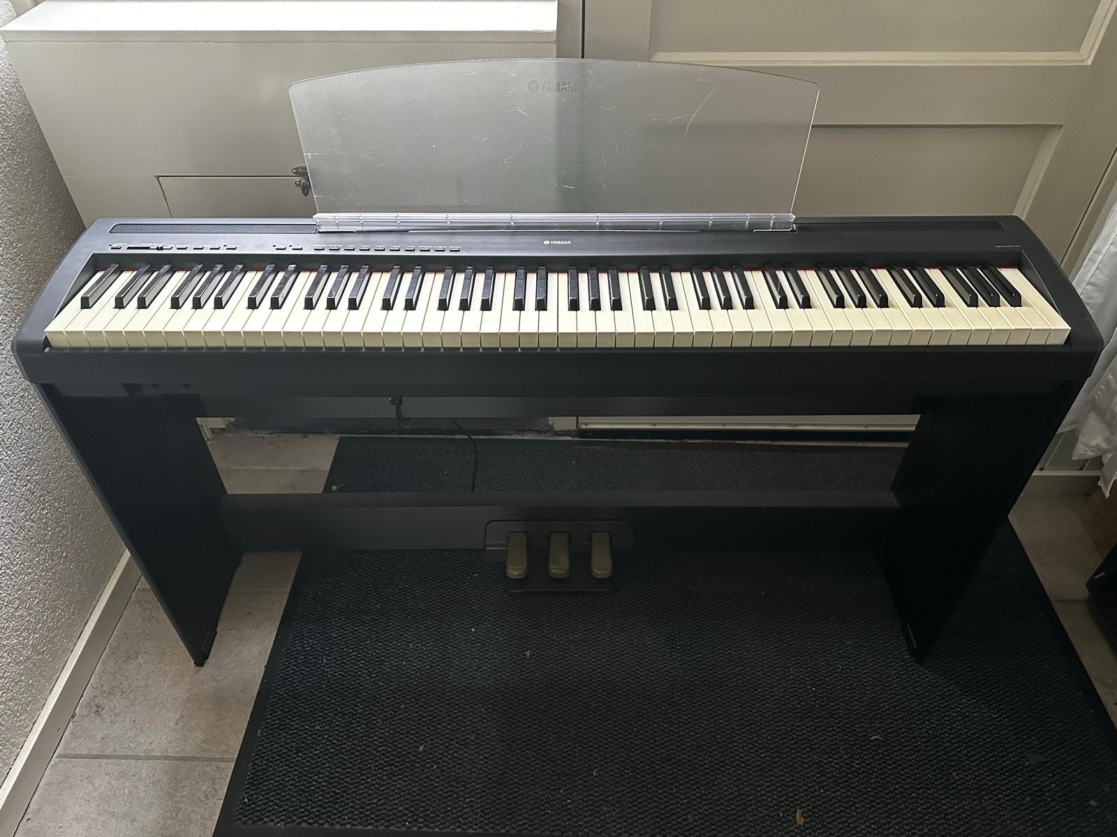 Yamaha P-85 Digitaal Piano met standaard en bankje, Ophalen, Gebruikt, Zwart, Digitaal