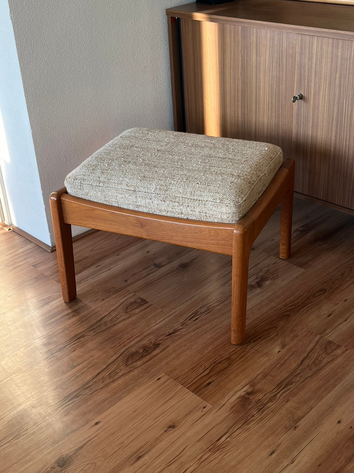 Deense vintage design hout voetenbank poef midcentury beige, Ophalen, Minder dan 50 cm, Zo goed als nieuw, Rechthoekig