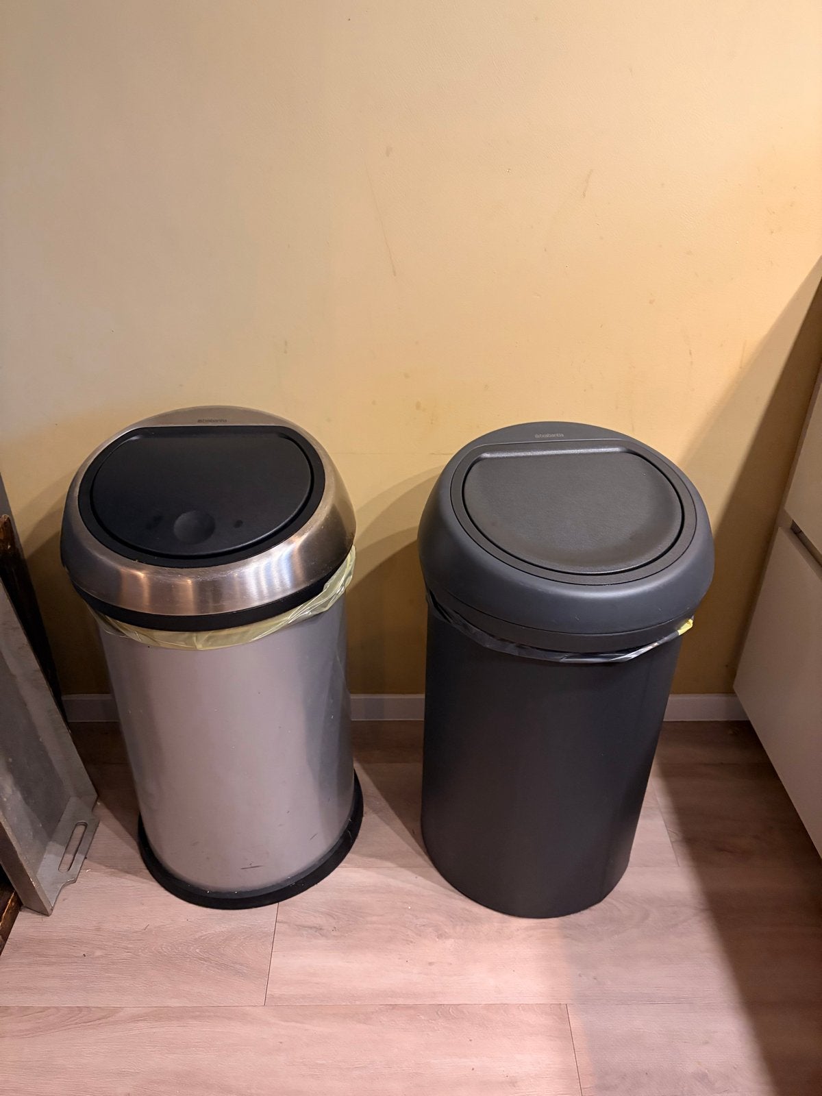 Twee Brabantia 60L vuilnisbakken, 40 liter of meer, Ophalen, Gebruikt, Metaal