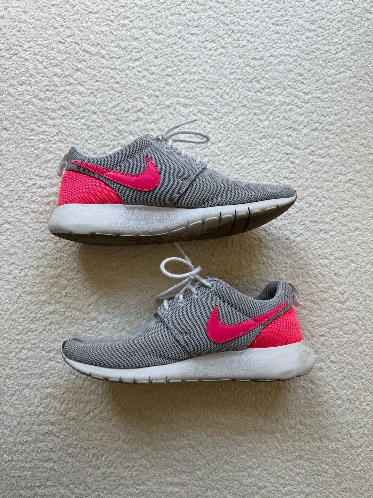 Nike Roshe Run sneakers maat 38 - Gedragen met kleine defect, Ophalen of Verzenden, Gedragen, Grijs, Sneakers of Gympen
