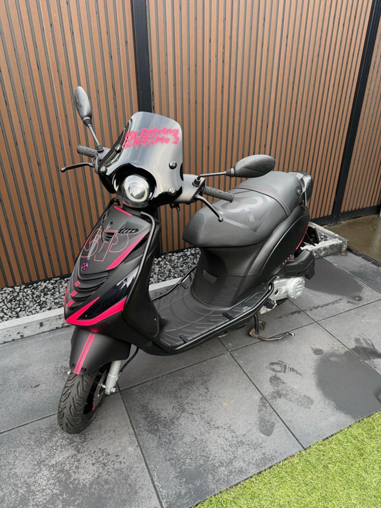 Piaggio Zip SP E5 2023 matt zwart met roze stickers, Ophalen, Maximaal 45 km/u, Zip, Zo goed als nieuw