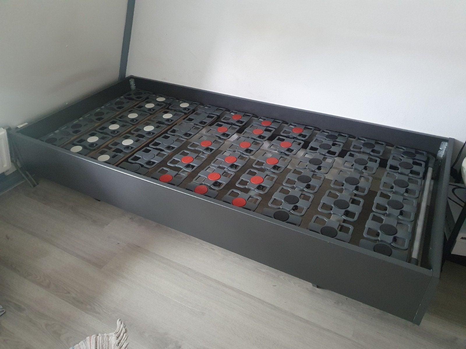 Eenpersoonsbed met Tempur schotelbodem - zo goed als nieuw, Ophalen