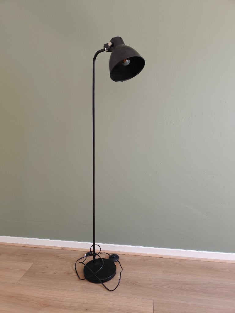 IKEA staande lamp - zwart, Huis en Inrichting, Lampen | Vloerlampen, Ophalen, Gebruikt, Overige materialen, E27 (groot)
