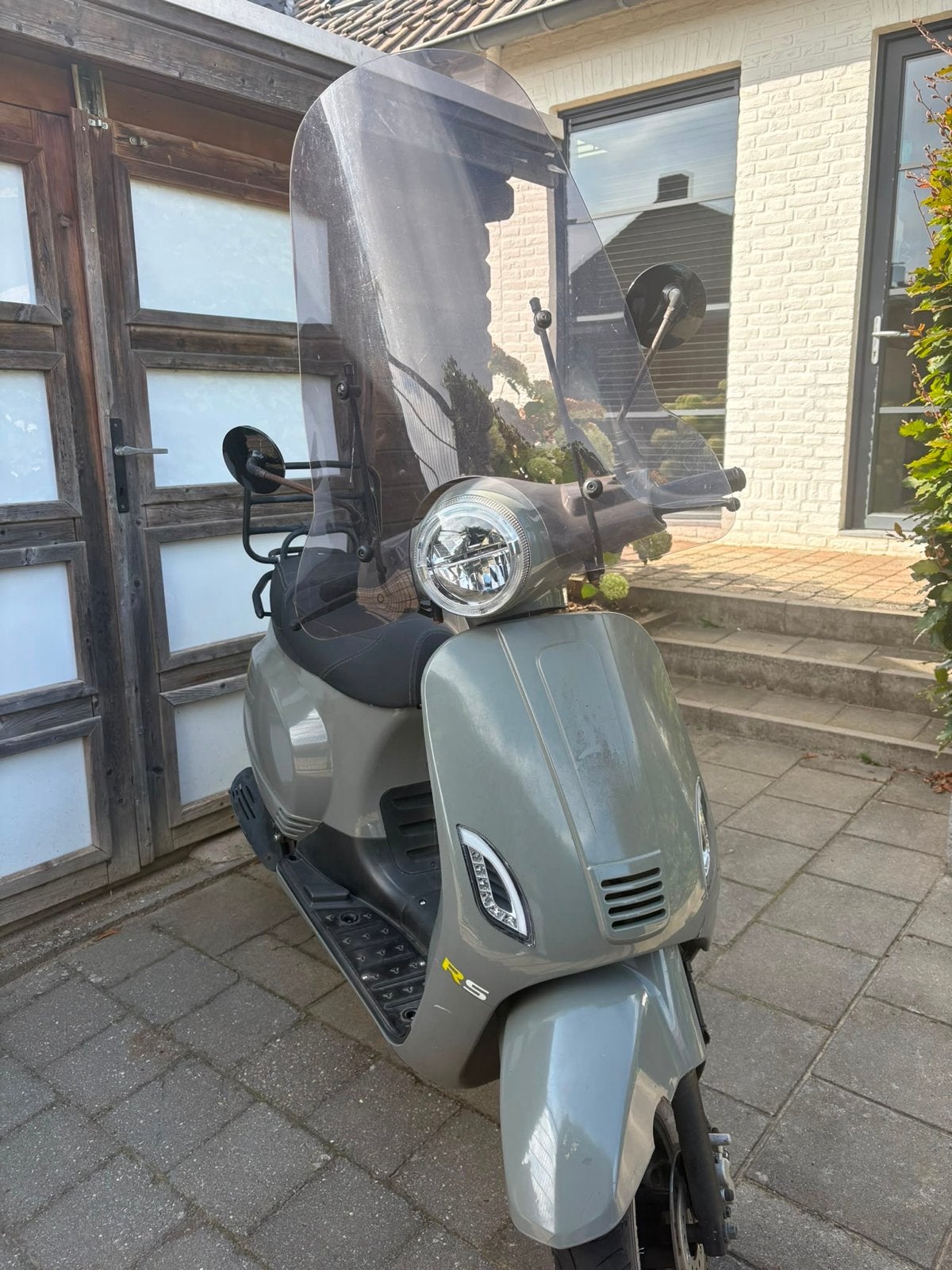 Sym scooter grijs met windscherm en lichte schade, Ophalen, Gebruikt, Benzine, SYM