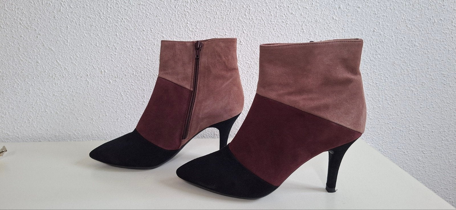 Nieuwe suède Unisa enkellaarsjes met hoge hak maat 36, Nieuw, Ophalen of Verzenden, Schoenen met hoge hakken, Roze