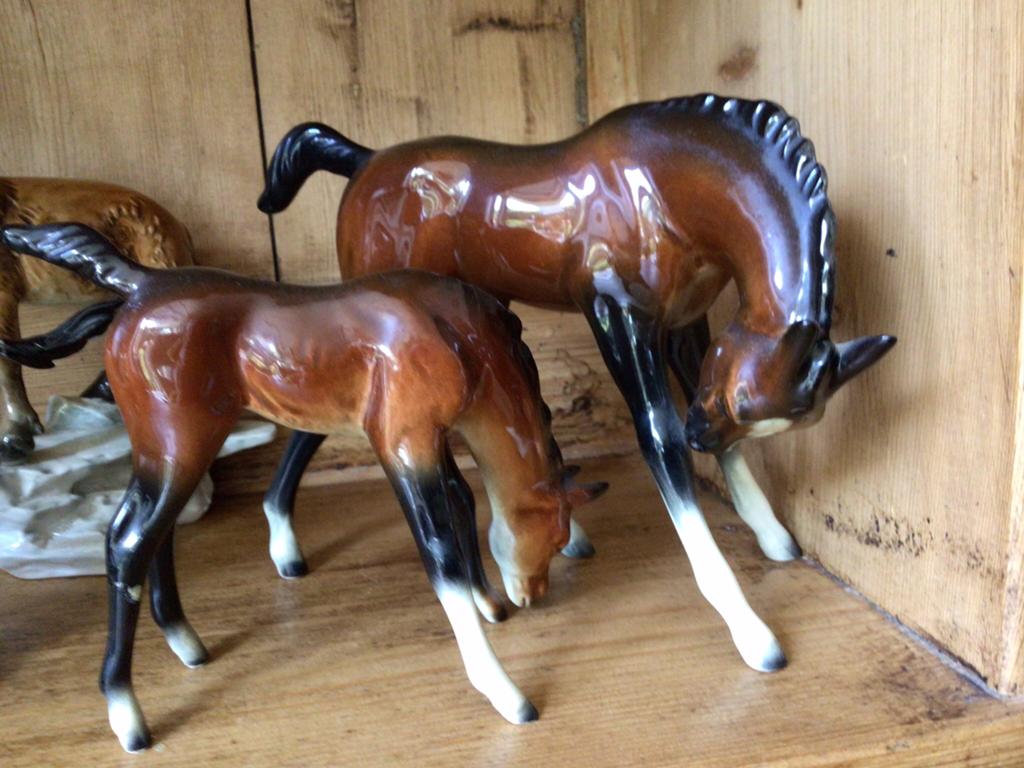 porseleinen paardenbeeldjes - merrie en veulen. GOEBEL, Antiek en Kunst, Ophalen of Verzenden