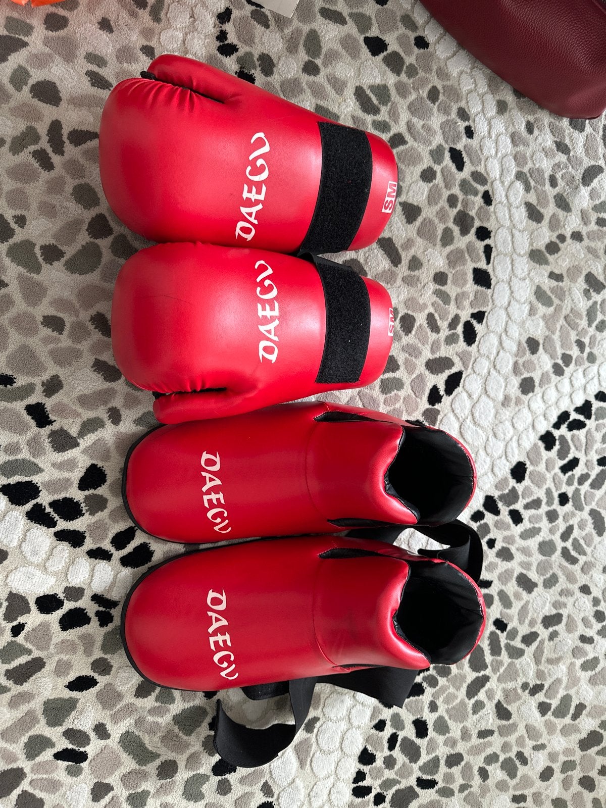 Rode Taekwondo Handschoenen en Voetbeschermers (DAEGU), Sport en Fitness, Ophalen, Gebruikt, Taekwondo, Vechtsportbescherming