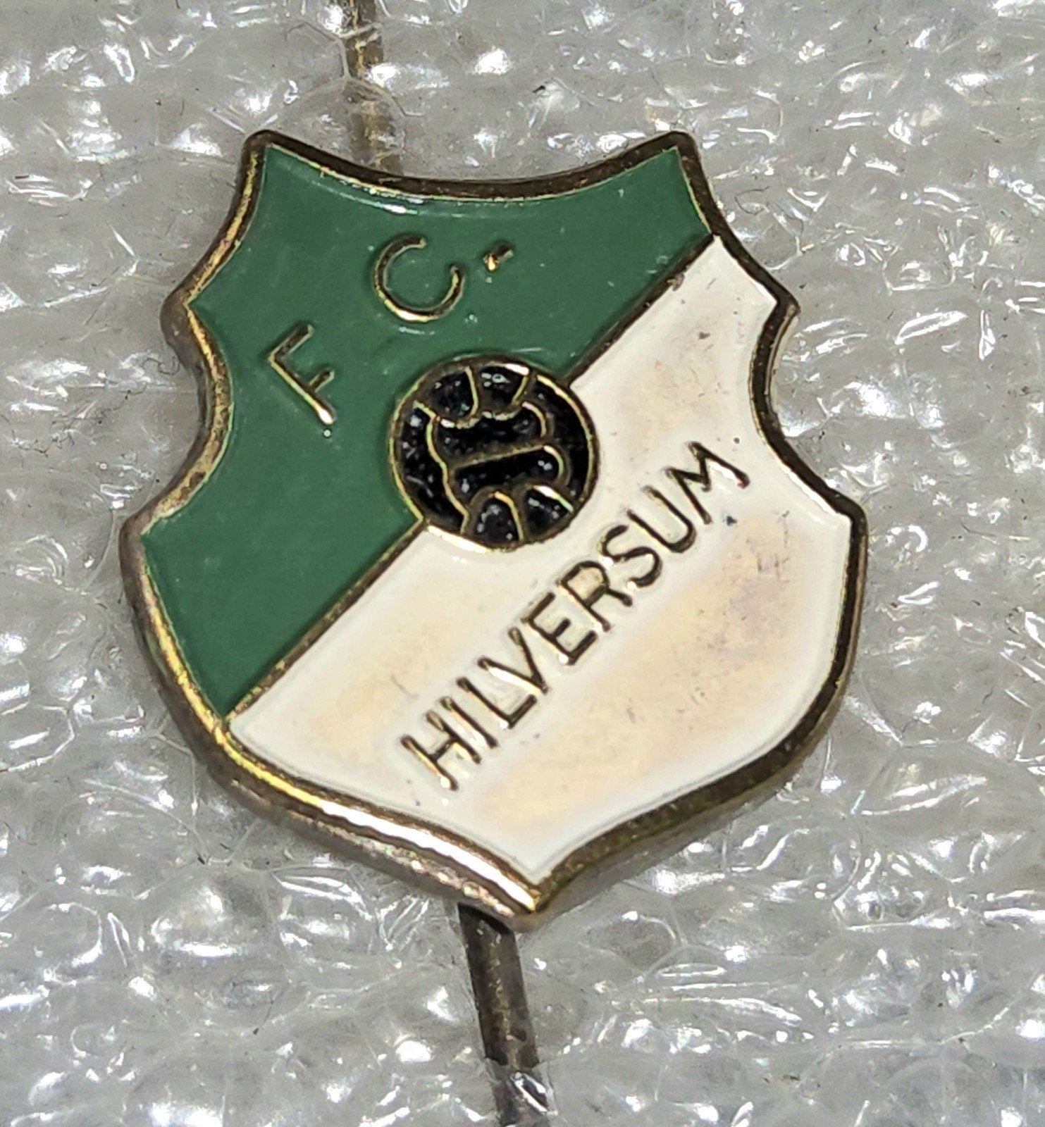 Vintage FC Hilversum Speldje - Voetbalclub, Ophalen of Verzenden, Gebruikt, Sport, Speldje of Pin