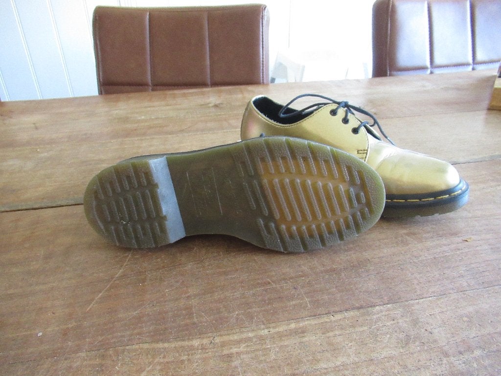 Mooie Doctor Dr. Martens schoen goud maat 38, Kleding | Dames, Schoenen met lage hakken, Overige kleuren, Ophalen of Verzenden