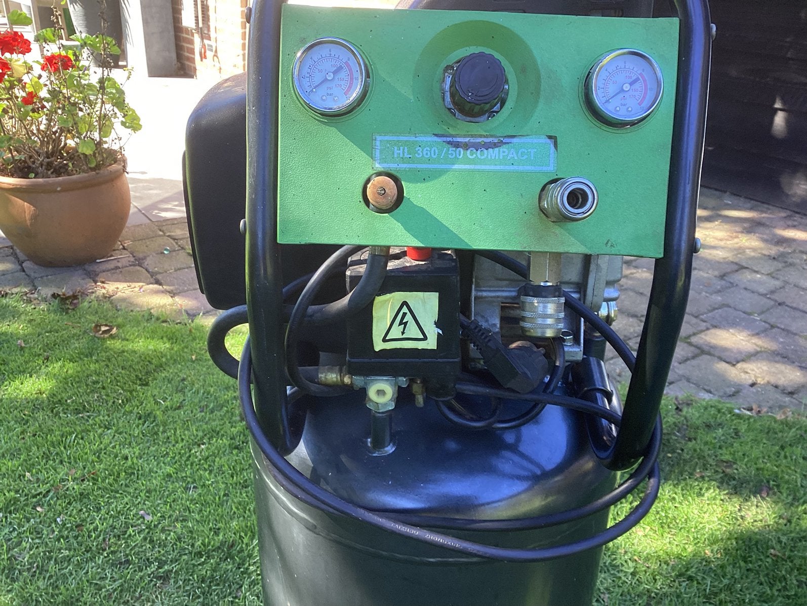 Nette compressor op wielen, 25 tot 100 liter, Ophalen, Zo goed als nieuw, Minder dan 200 liter/min