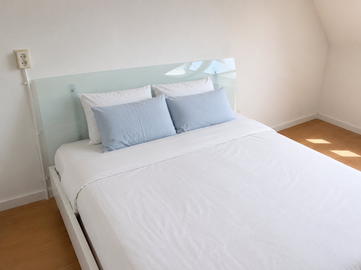 Tweepersoonsbed met glazen hoofdbord, Ophalen, Overige materialen, Gebruikt, Wit