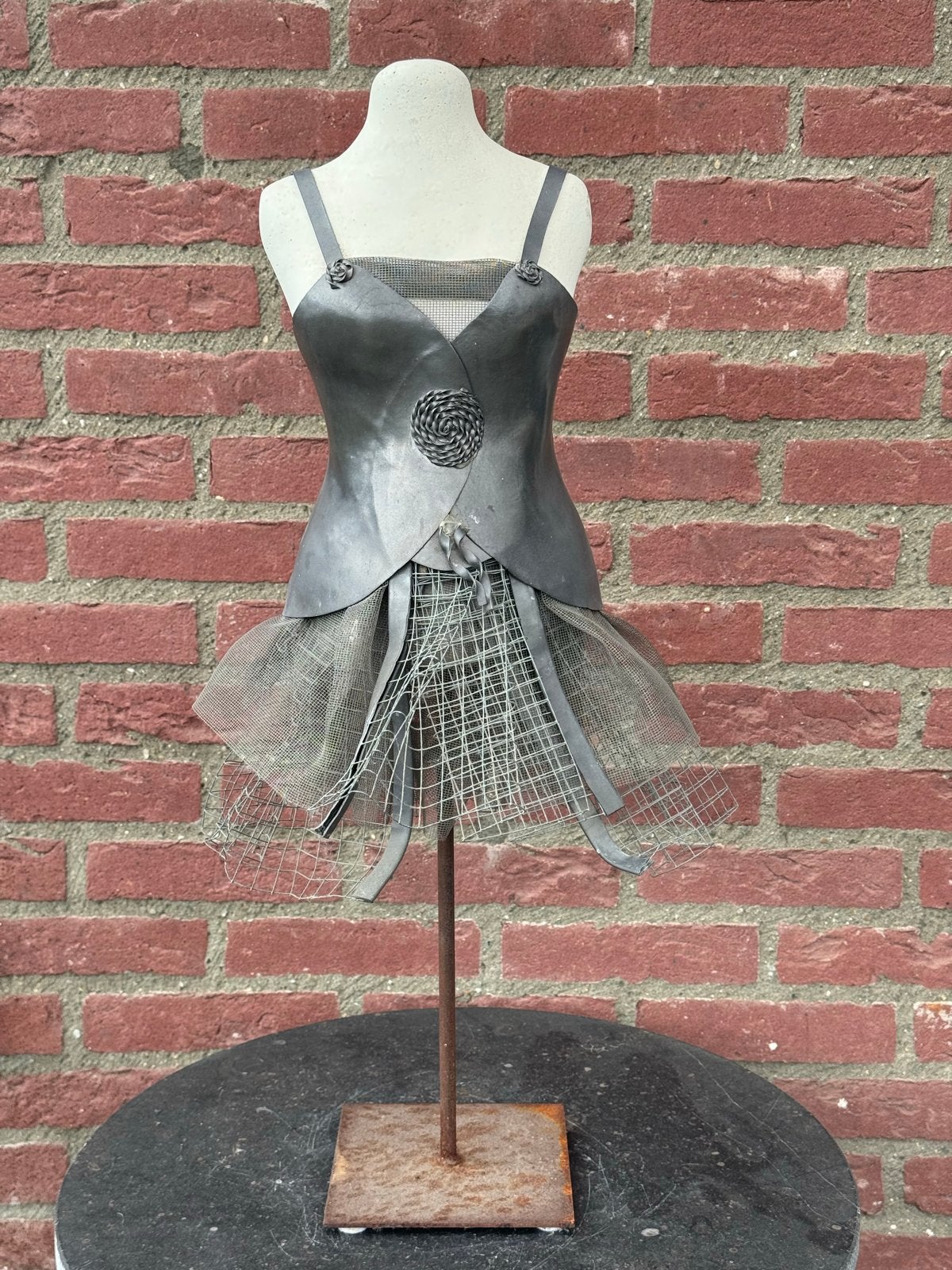 Unieke metalen sculptuur op sokkel - 'De Danseres', Ophalen, 50 - 100 cm, Handgemaakt, Beeld