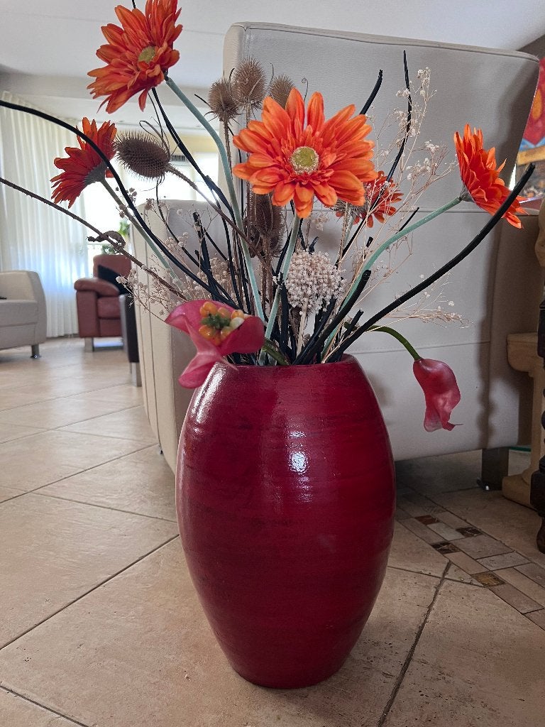 Grote vaas 35 cm H 25 breed met kunstbloemen, Huis en Inrichting, Woonaccessoires | Vazen, Ophalen, Zo goed als nieuw, Rood