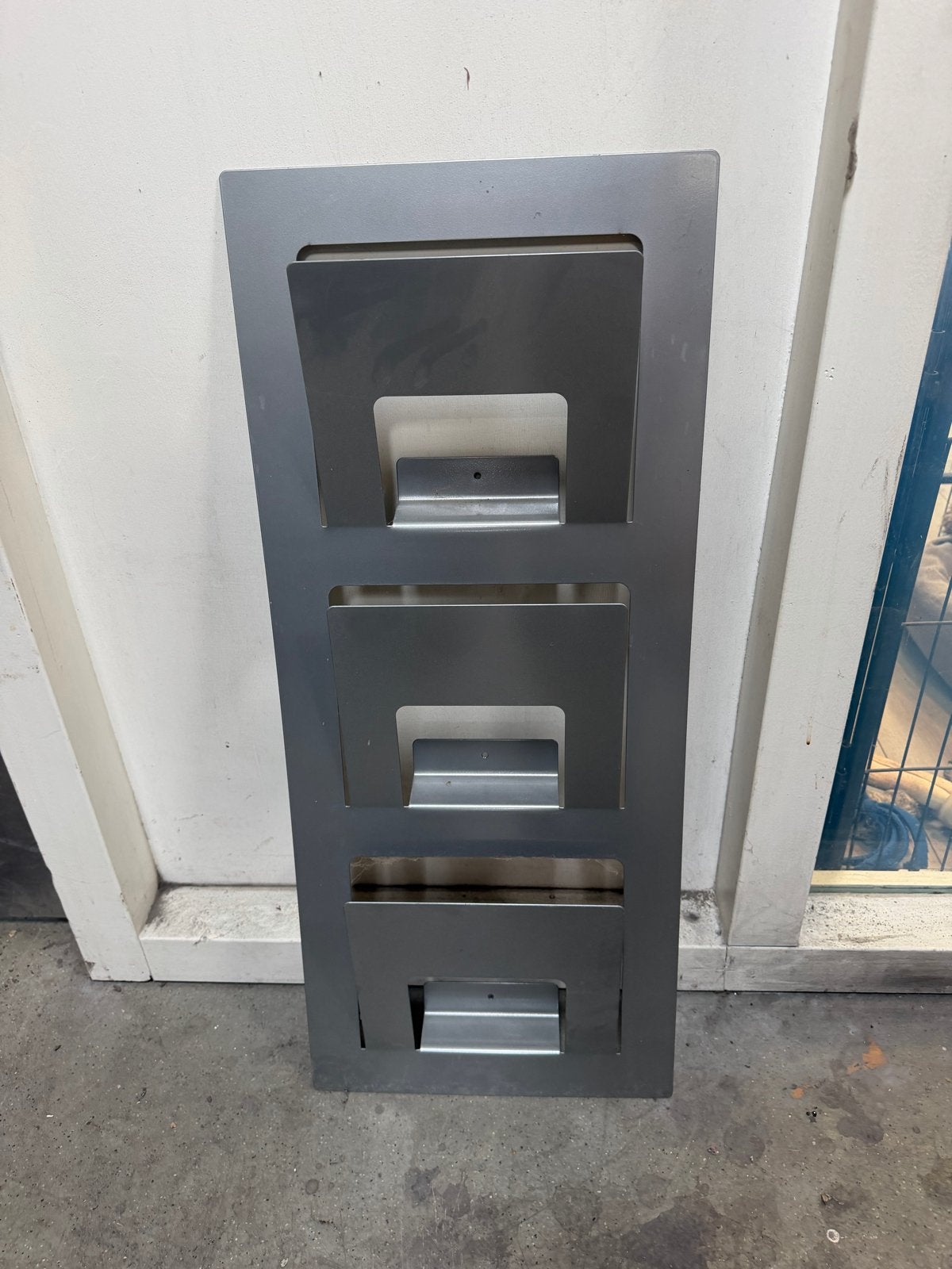 Metalen tijdschriftenrek voor wandmontage, Ophalen, Meerdere vakken, Gebruikt, Metaal