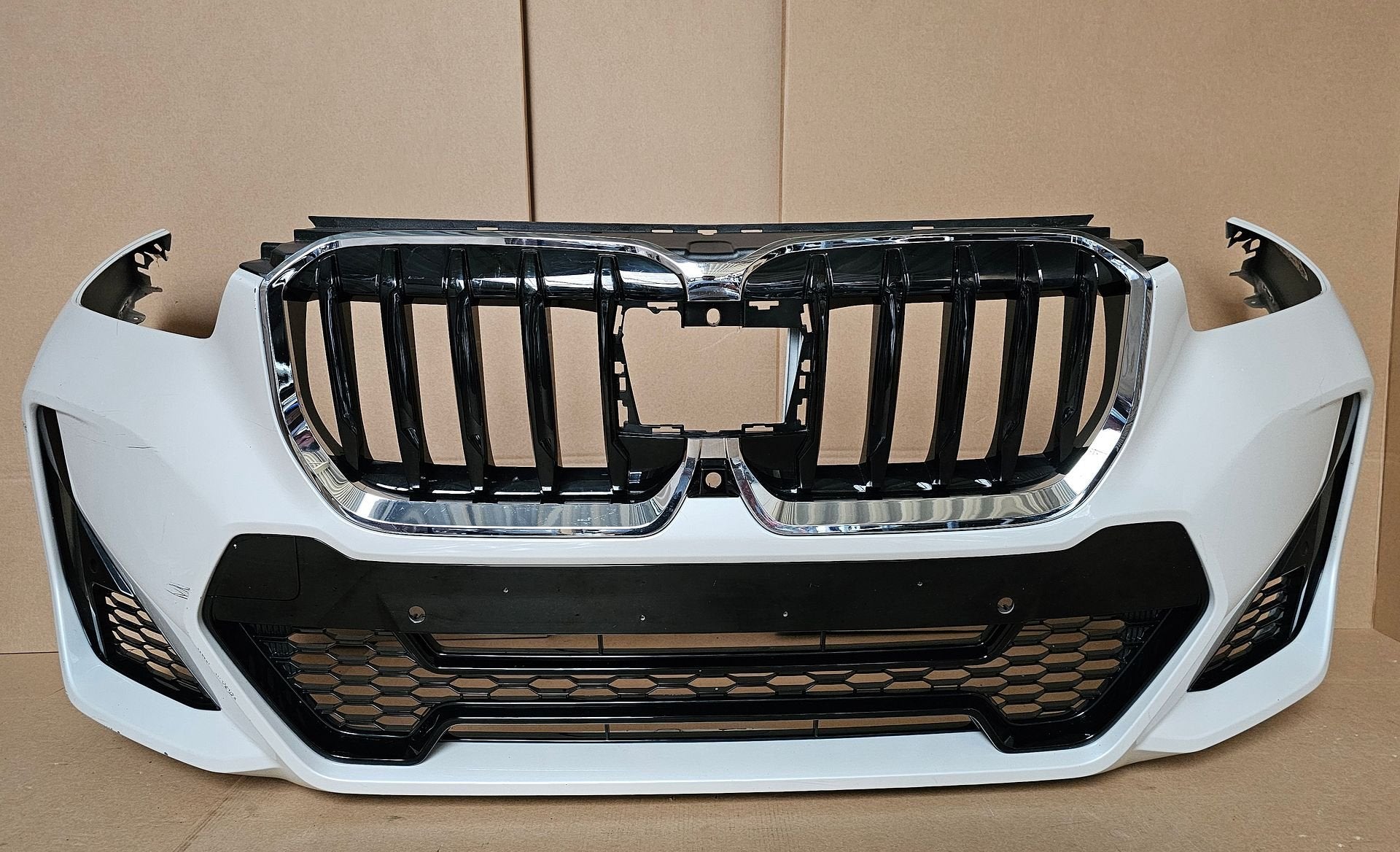 Voorbumper BMW X1 U11 M Pakket 51119881907 Origineel Bumper, Gebruikt, -, Voor, Ophalen of Verzenden