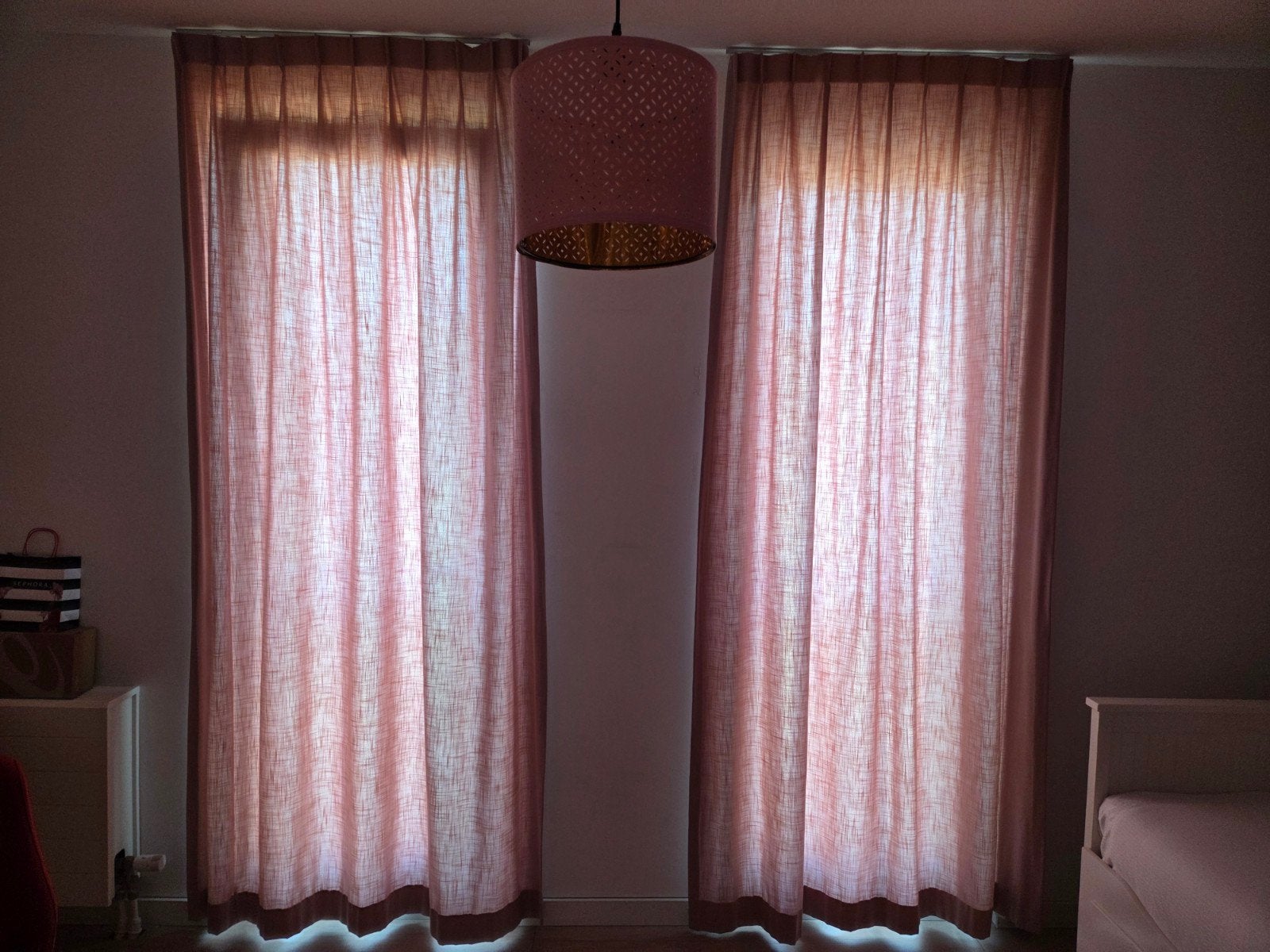 Twee oudroze gordijnen, mooie stof, 100x267 cm, Ophalen, Kwantum, In te korten, Zo goed als nieuw