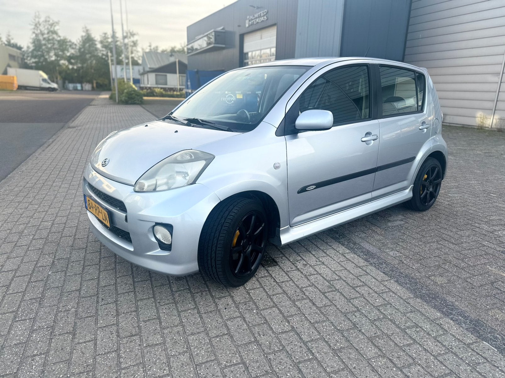 Daihatsu Sirion 1.3 2005 Grijs, Auto's, Voorwielaandrijving, 40 €/maand, 4 cilinders, Handgeschakeld