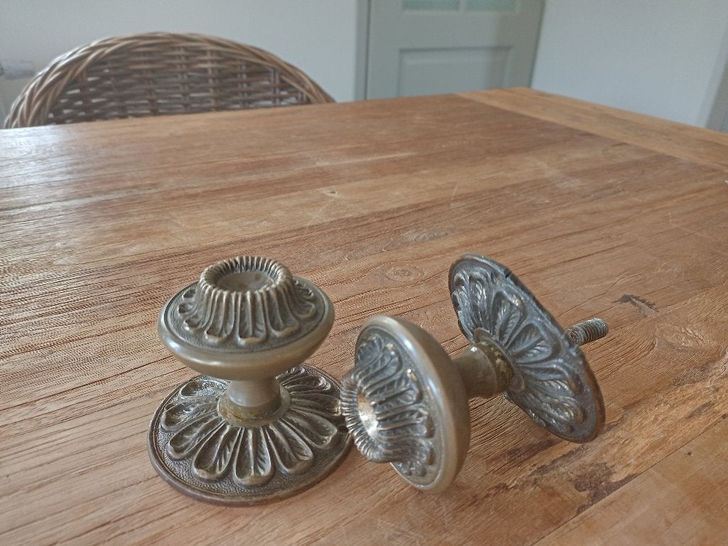 2 antieke voordeurknoppen met rozet koperkleurig, Ophalen of Verzenden, Gebruikt, Koper of Messing, Klink of Kruk