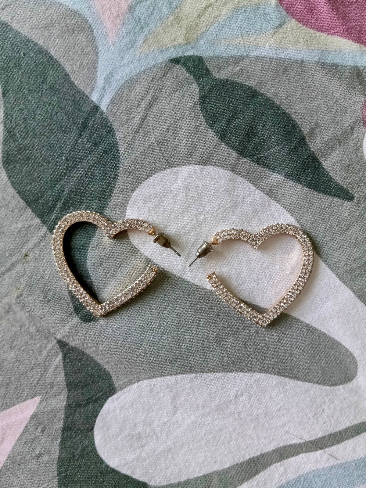 Gouden hartvormige oorbellen met strass, Sieraden, Tassen en Uiterlijk, Oorbellen, Ophalen of Verzenden, Nieuw, Knopjes of Stekers