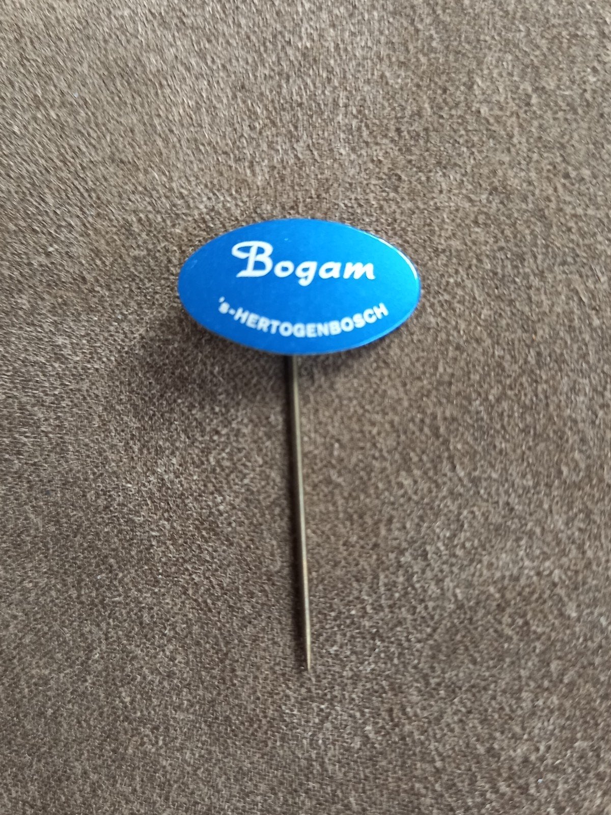 Speldje Bogam s-Hertogenbosch (autodealer?), Verzamelen, Speldjes, Pins en Buttons, Ophalen of Verzenden, Gebruikt