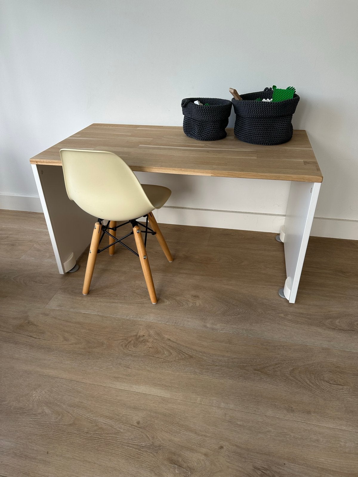 Eiken Houten kinderbureau met wit onderstel Smastad + stoel, Ophalen, Gebruikt, 100 tot 150 cm, Tot twee personen