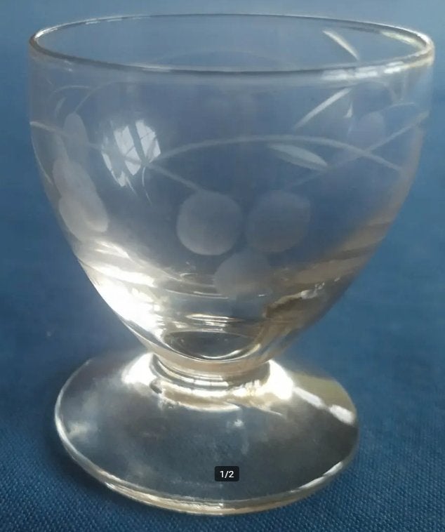 1 kristallen geslepen borrelglaasje met takjes met besjes, Antiek en Kunst, Ophalen of Verzenden