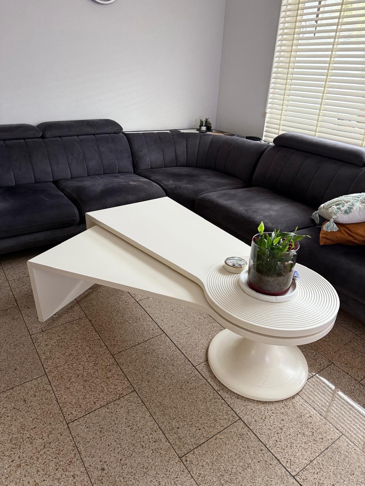 Foto 4 van Moderne grijze fauteuil met witte poten