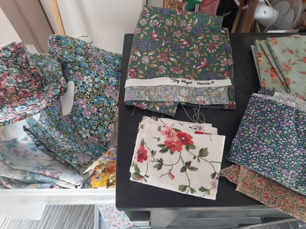 Wegens einde hobby: Kasten afgeladen met QUILT stoffen, Ophalen, Gebruikt, Overige kleuren, 120 cm of meer