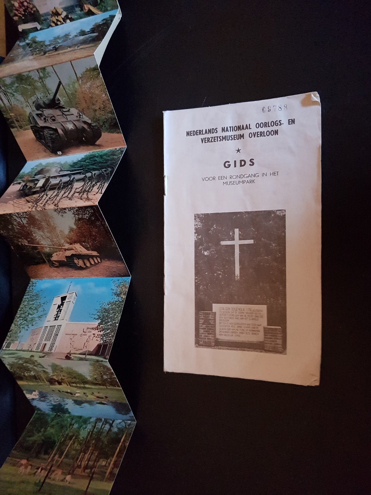 Gids en ansichtkaarten Nationaal Oorlogs- en Verzetsmuseum, Ophalen of Verzenden, Nederland