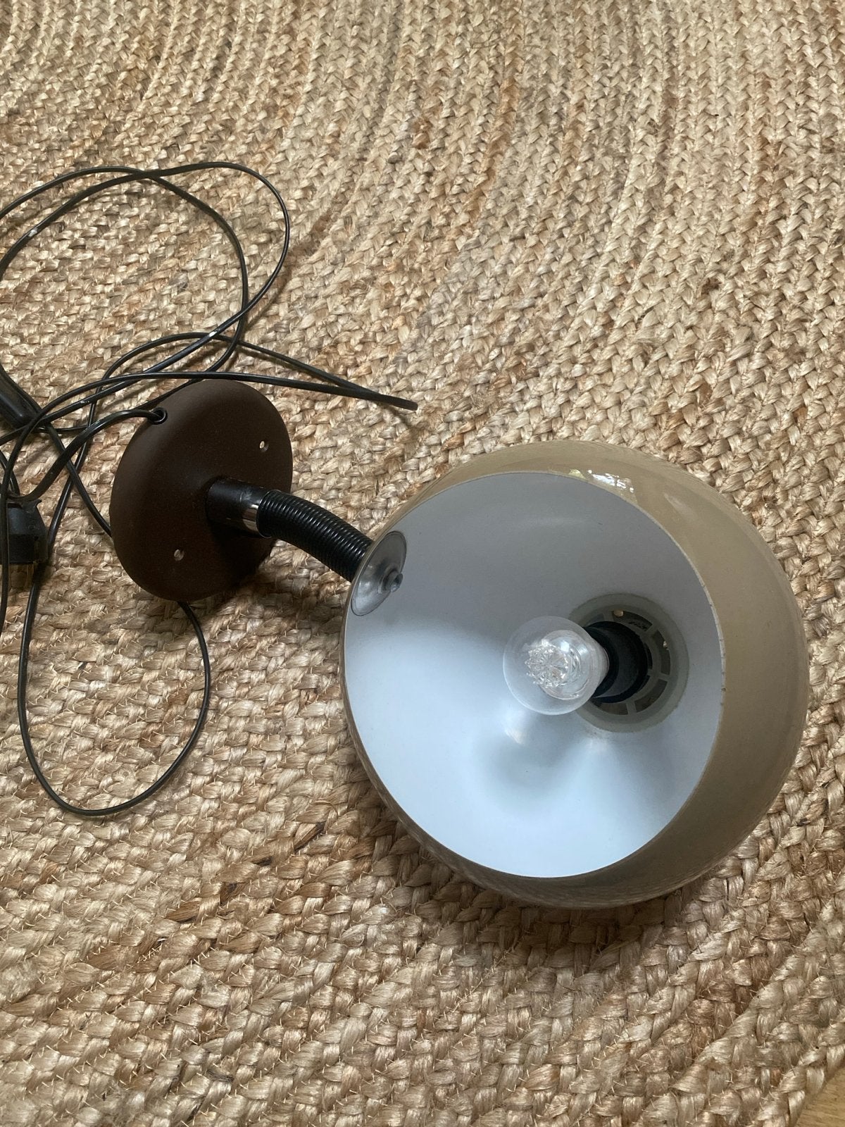 Vintage wandlamp - Bruin/beige bol met flexibele arm, Huis en Inrichting, Ophalen, Gebruikt, Bruin, E27 (groot)