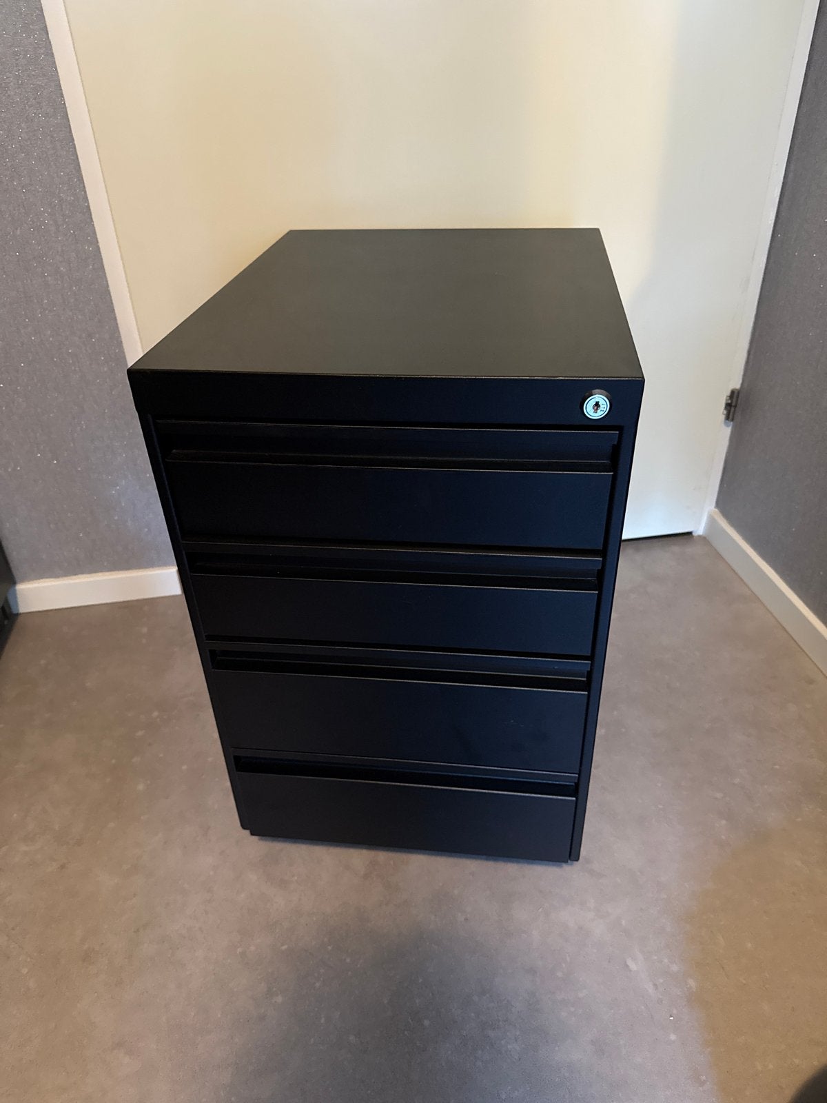 Zwarte metalen ladekast met 4 laden en slot, Ophalen, Minder dan 50 cm, Zo goed als nieuw, 3 of 4 laden