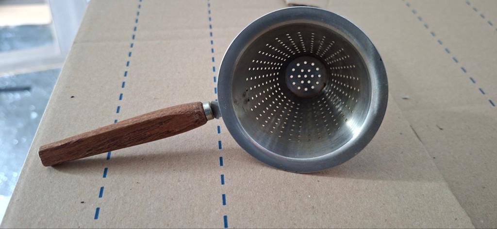 Vintage metal zeef met houten handvat, Huis en Inrichting, Keuken | Keukenbenodigdheden, Zilver, Ophalen of Verzenden, Metaal
