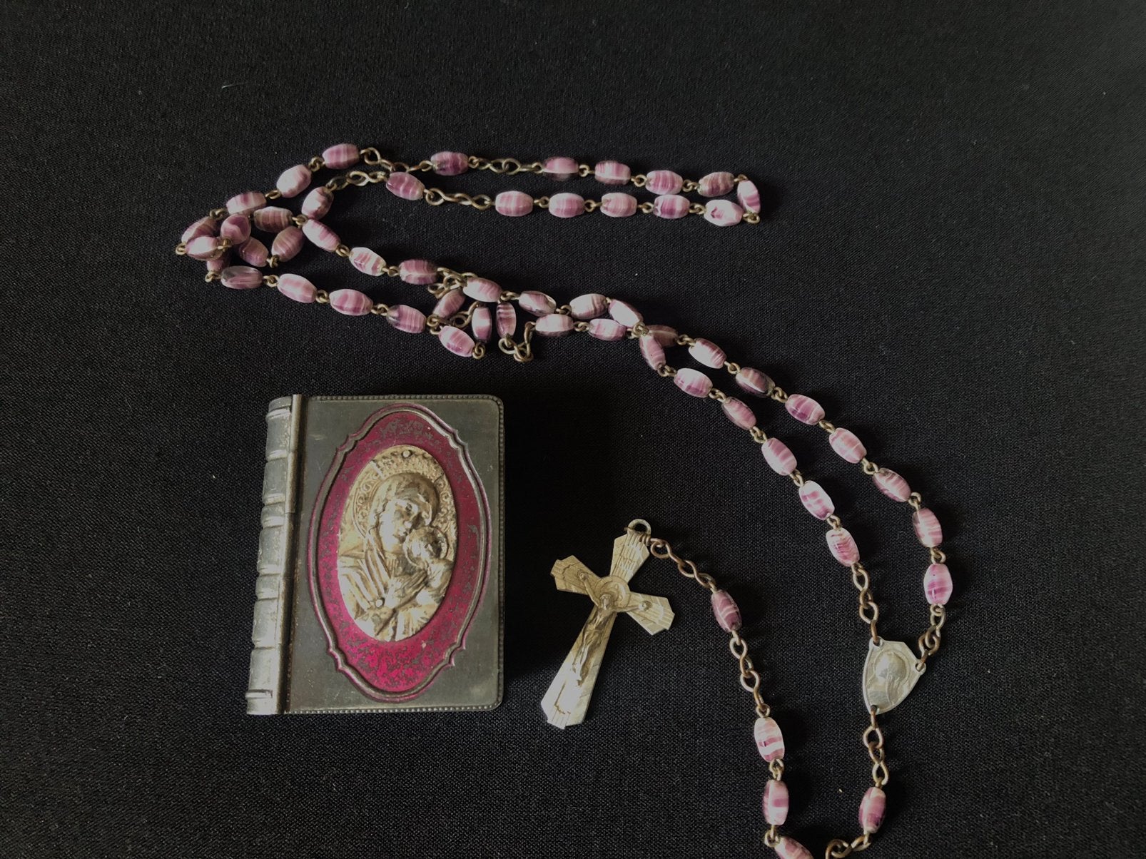 Mooi antiek rozenkrans in doosje van omstreeks 1900 vintage, Ophalen of Verzenden, Zo goed als nieuw, Roze, Overige materialen