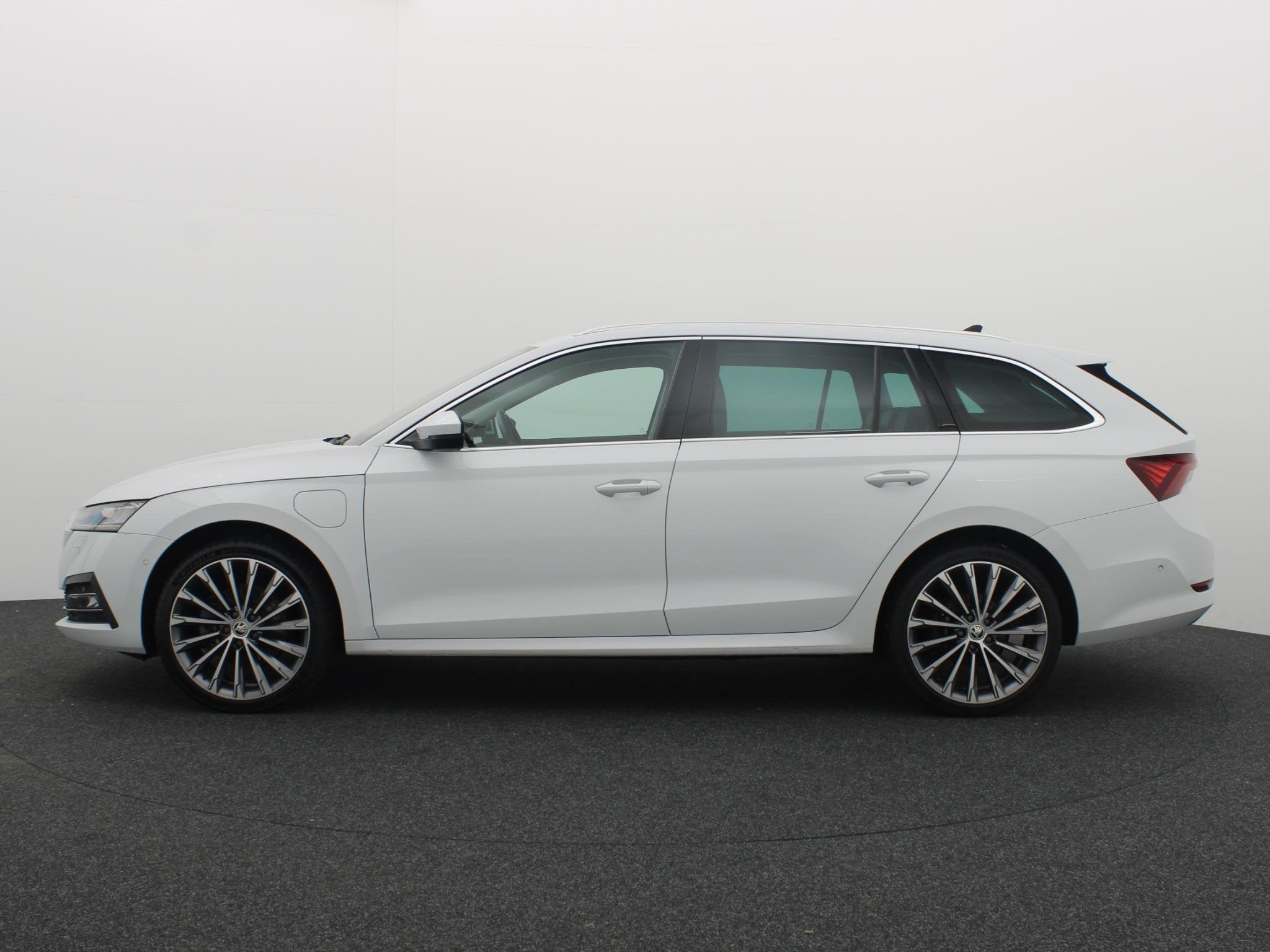 Skoda Octavia Combi 1.4 TSI iV PHEV Business Edition Plus SO, Auto's, Gebruikt, Wit, 13 kWh, 91 km/l