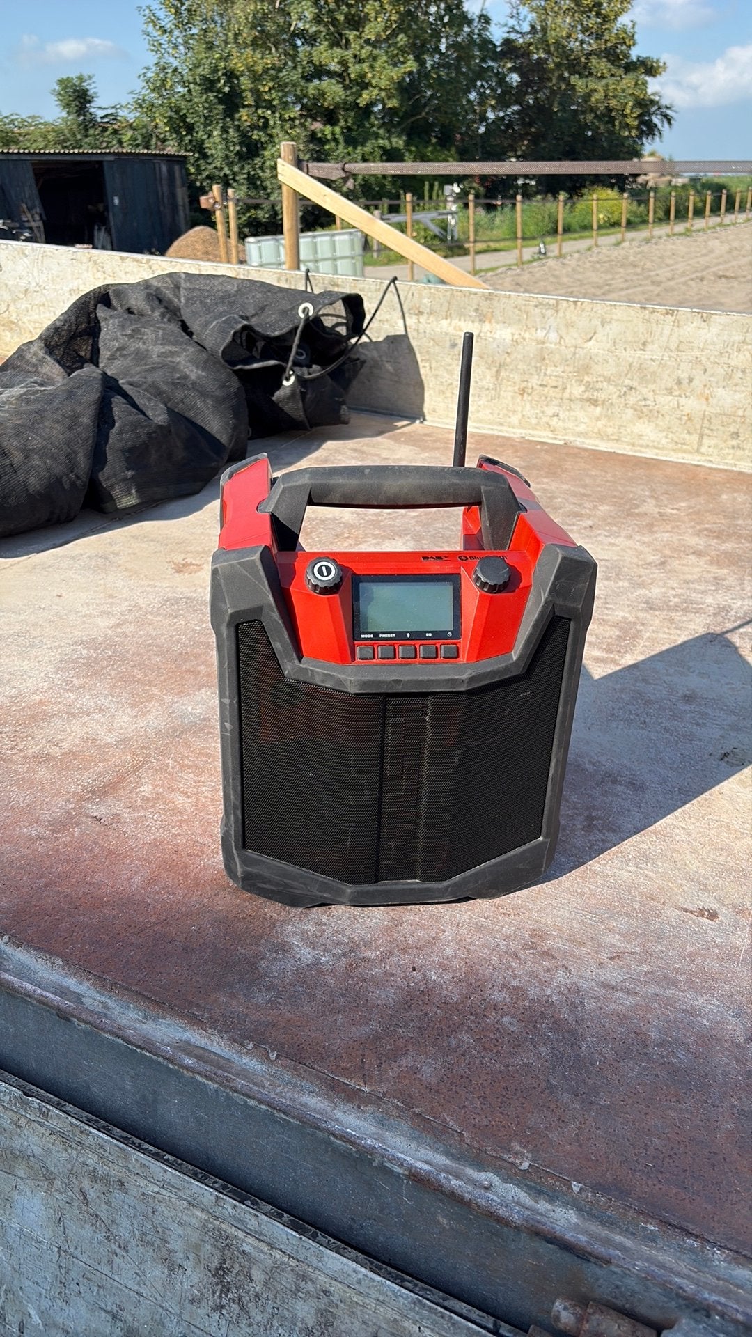 Keurige hilti radio, Ophalen of Verzenden, Zo goed als nieuw