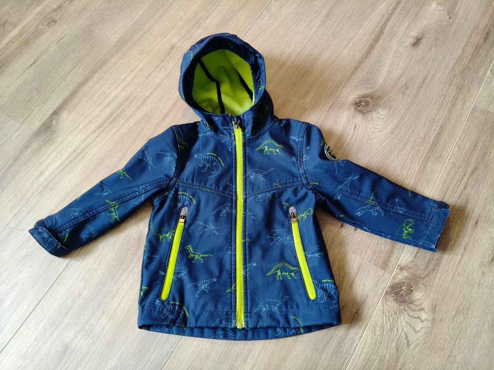 Softshell jas dino maat 92, Kinderen en Baby's, Kinderkleding | Maat 92, Gebruikt, C&A, Ophalen of Verzenden, Jongen