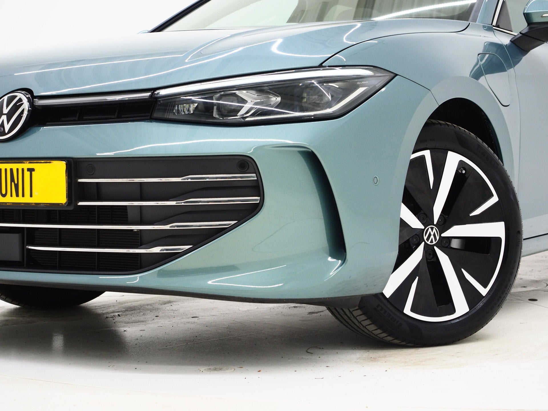Volkswagen Passat Variant 1.5 eHybrid Elegance | Panoramadak, Beige, 4 cilinders, Blauw, Plug-in hybride
