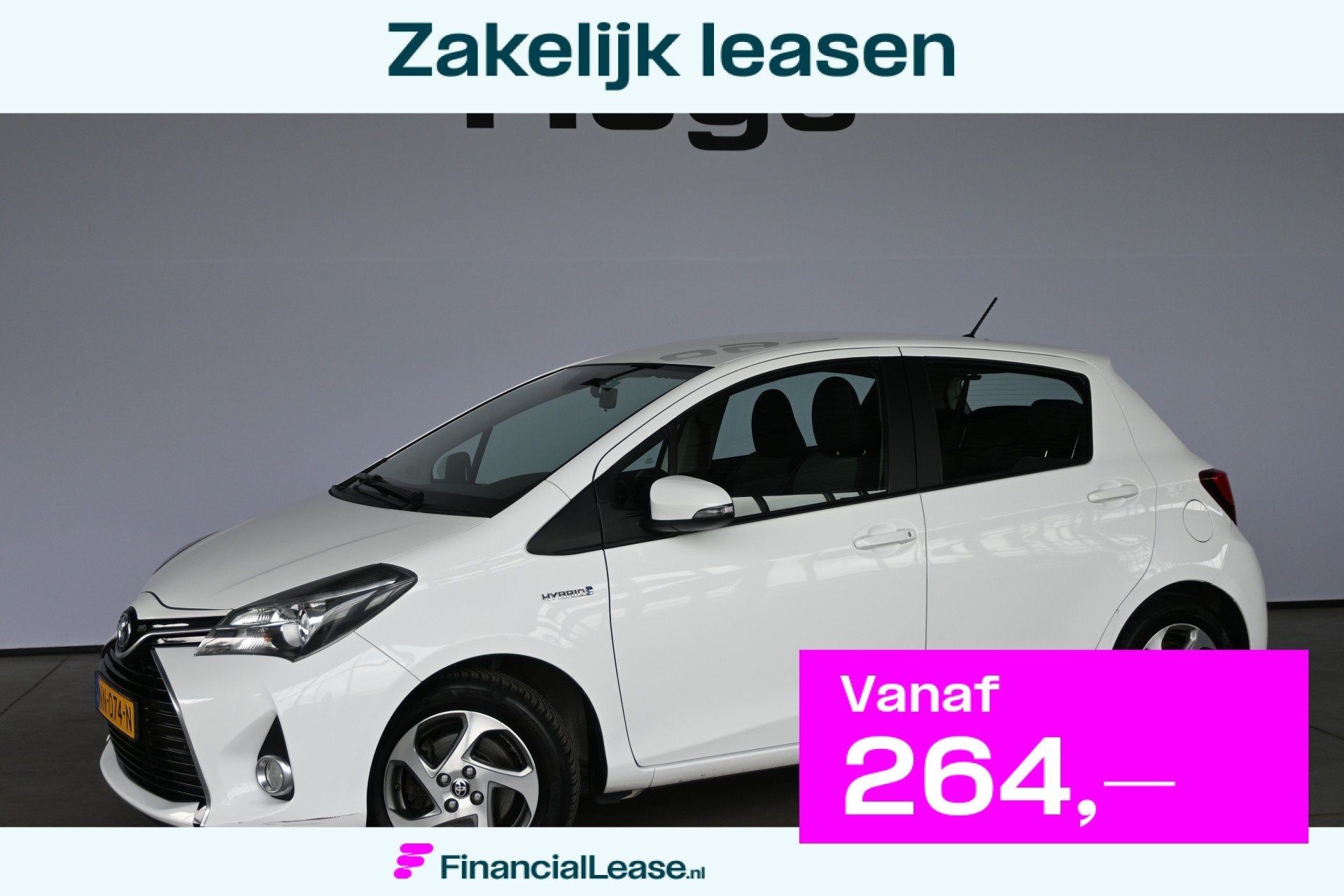 Toyota Yaris 1.5 Hybrid Trend Bi-Tone Clima Navigatie Trekha, Gebruikt, 4 cilinders, Bedrijf, Hybride Elektrisch/Benzine