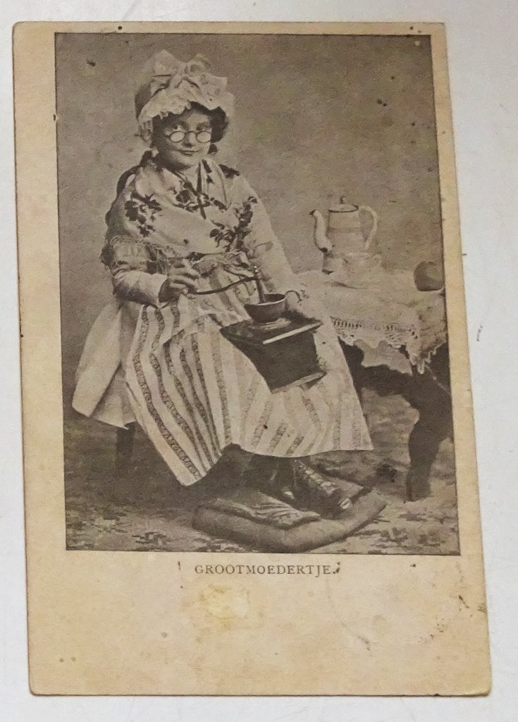 Grootmoedertje met koffiemolen. 1902., Ophalen of Verzenden, Voor 1920, Gelopen, Overige thema's
