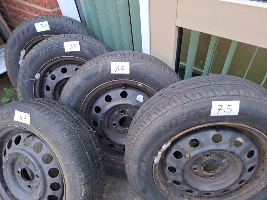 Zomerbanden op stalen velgen 165/70/R14 HIFLY + reservewiel, Ophalen, 14 inch, Gebruikt, Banden en Velgen