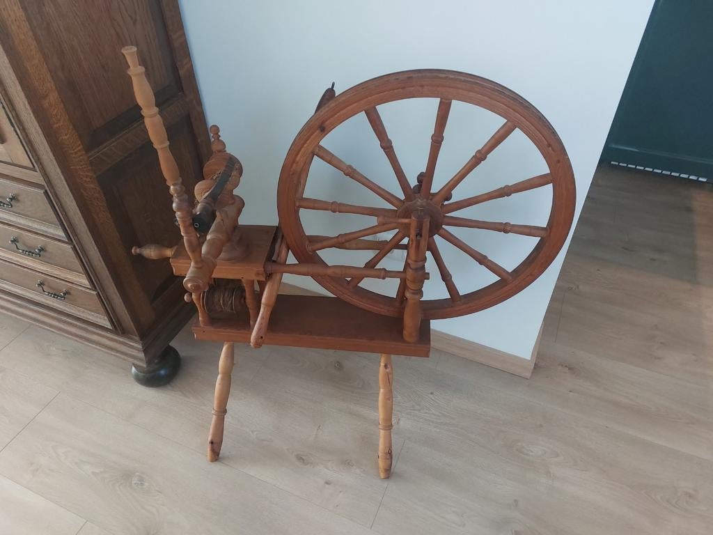 Oud houten spinnewiel – groot wiel 95 cm – decoratief, Hobby en Vrije tijd, Spinnewielen en Spinnen, Ophalen, Gebruikt, Spinnewiel