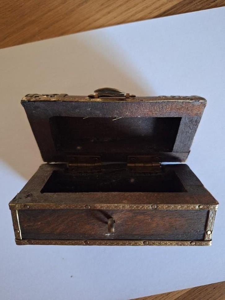 Antiek houten kistje met originele details, Overige houtsoorten, Minder dan 50 cm, Gebruikt, Minder dan 50 cm