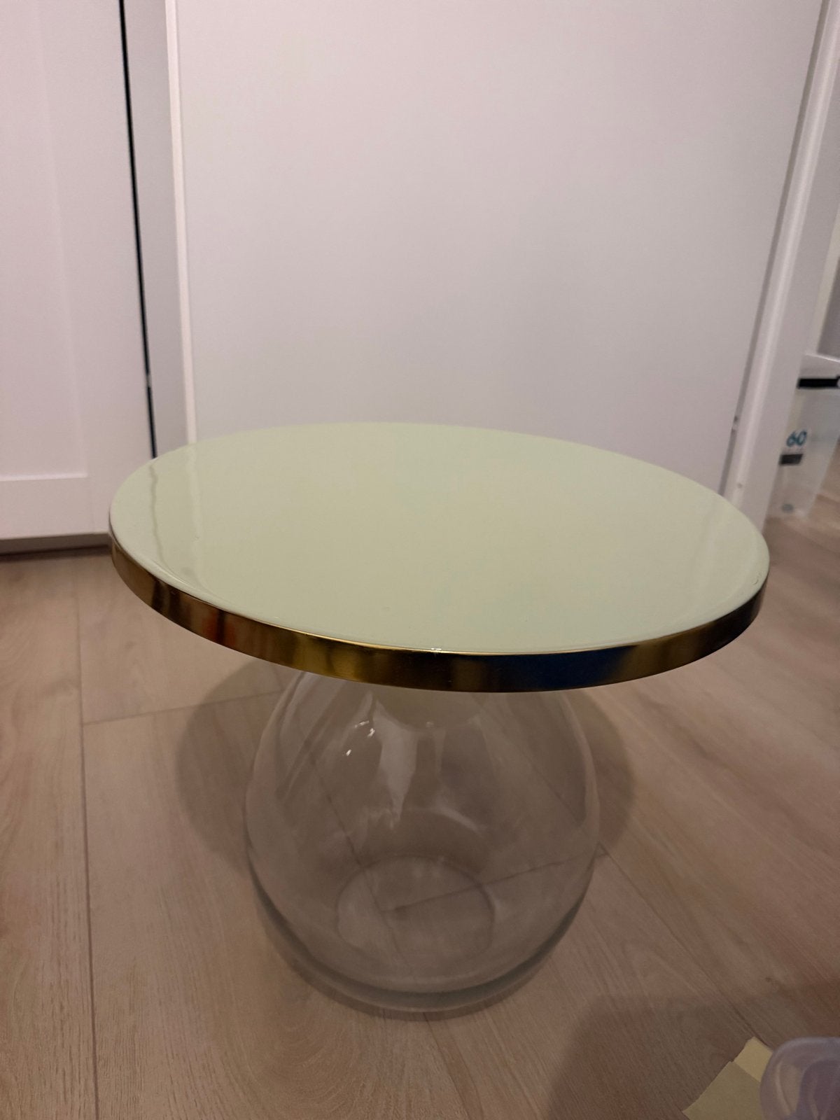 Stijlvolle bijzettafel met glazen blad en gouden rand, Minder dan 55 cm, Rond, Ophalen, 45 tot 60 cm