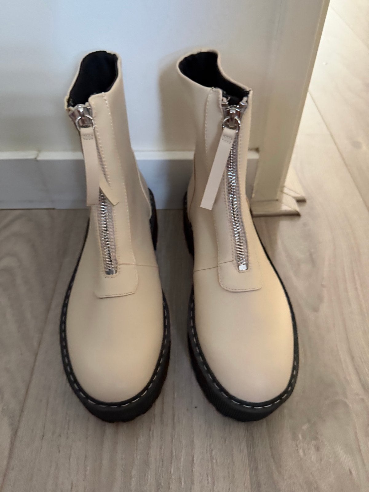 H&M Crèmekleurige Enkellaarzen met Rits - Maat 38, Kleding | Dames, Ophalen of Verzenden, Nieuw, Beige, Lage of Enkellaarzen